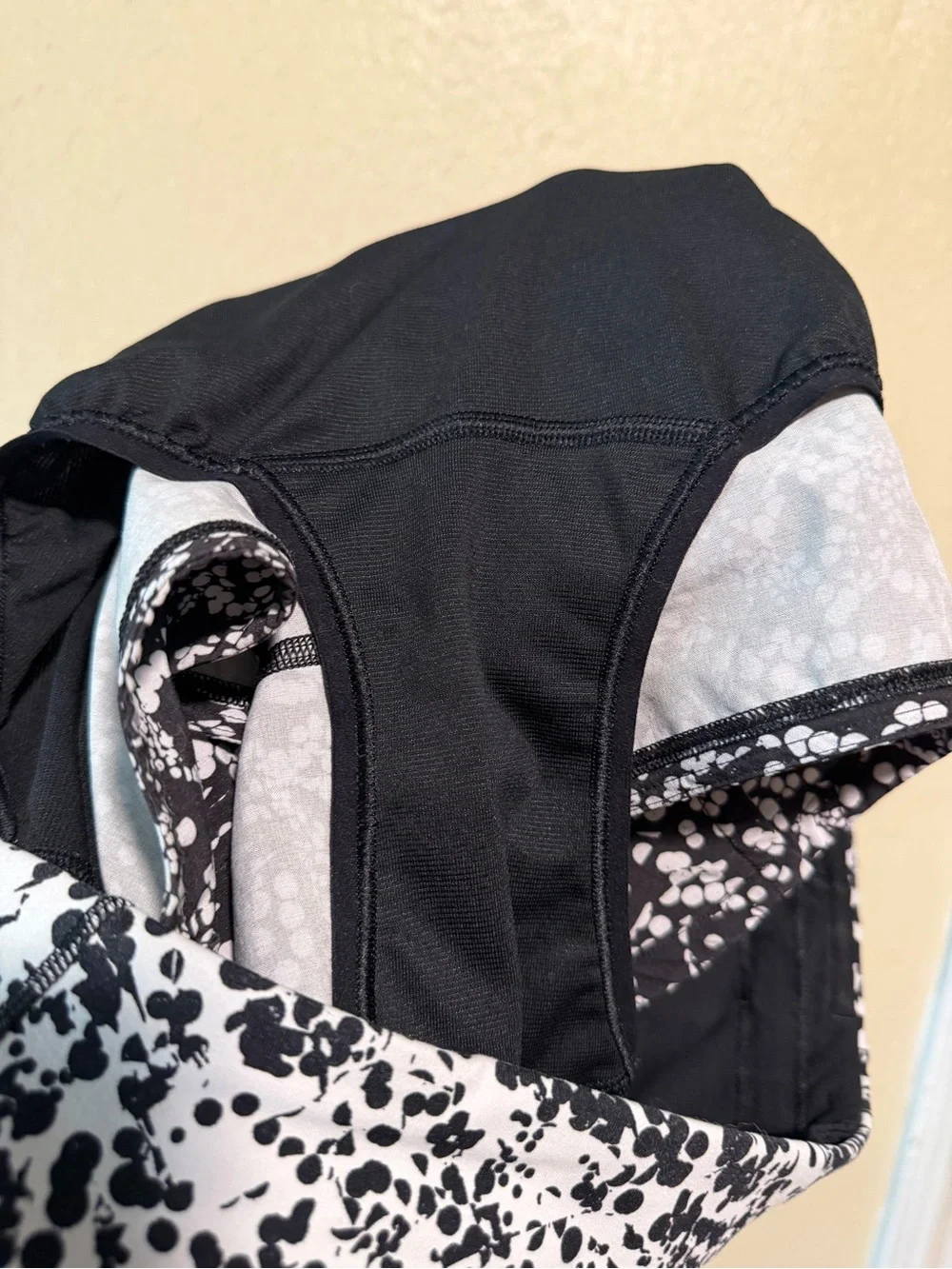Lululemon Speed Up Shorts Size 4 Chirasu Black / Chirakasu Alpine‎ White